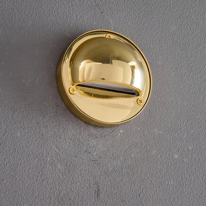 Aplique de pared compacto de latón