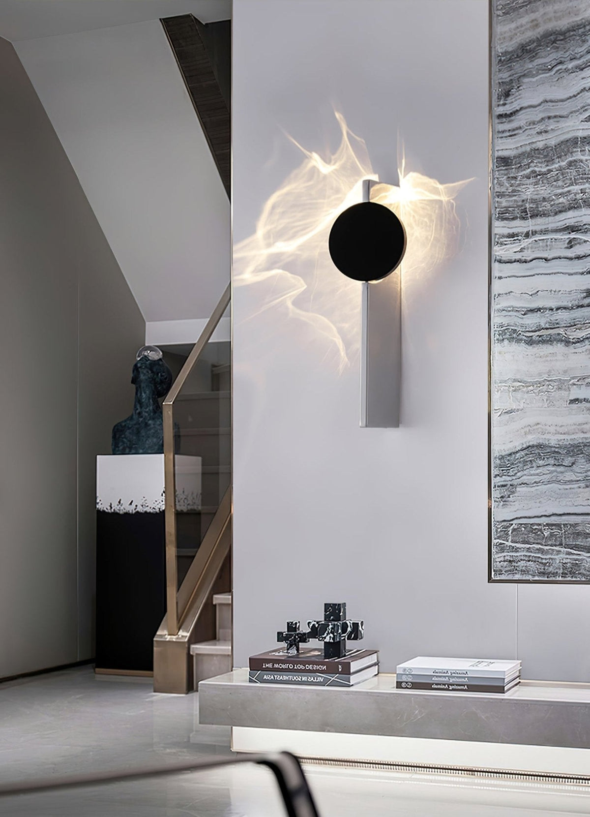 Lámpara de pared escultórica con disco espejado