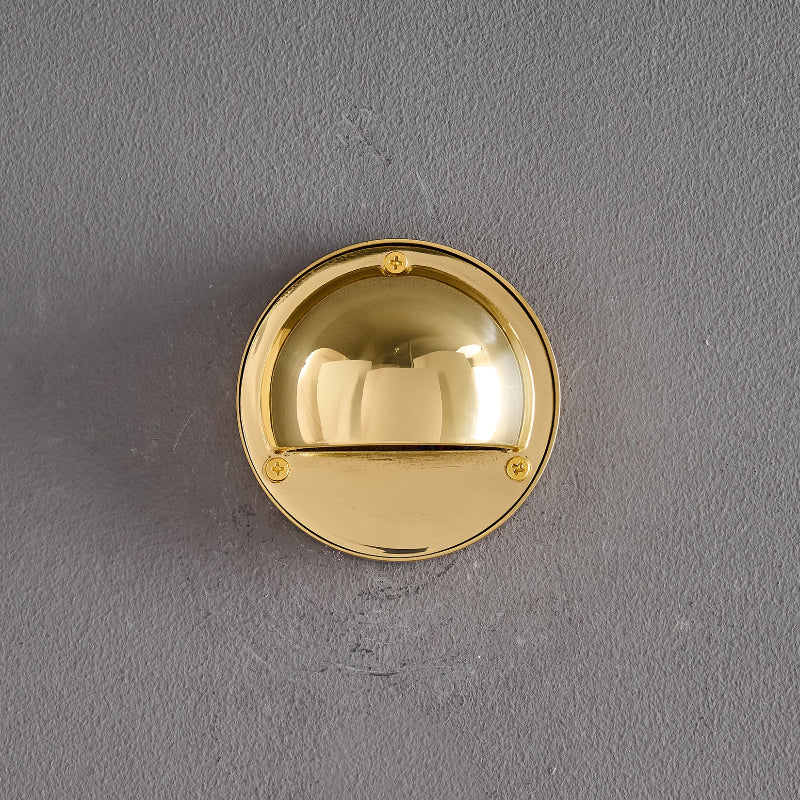 Aplique de pared compacto de latón