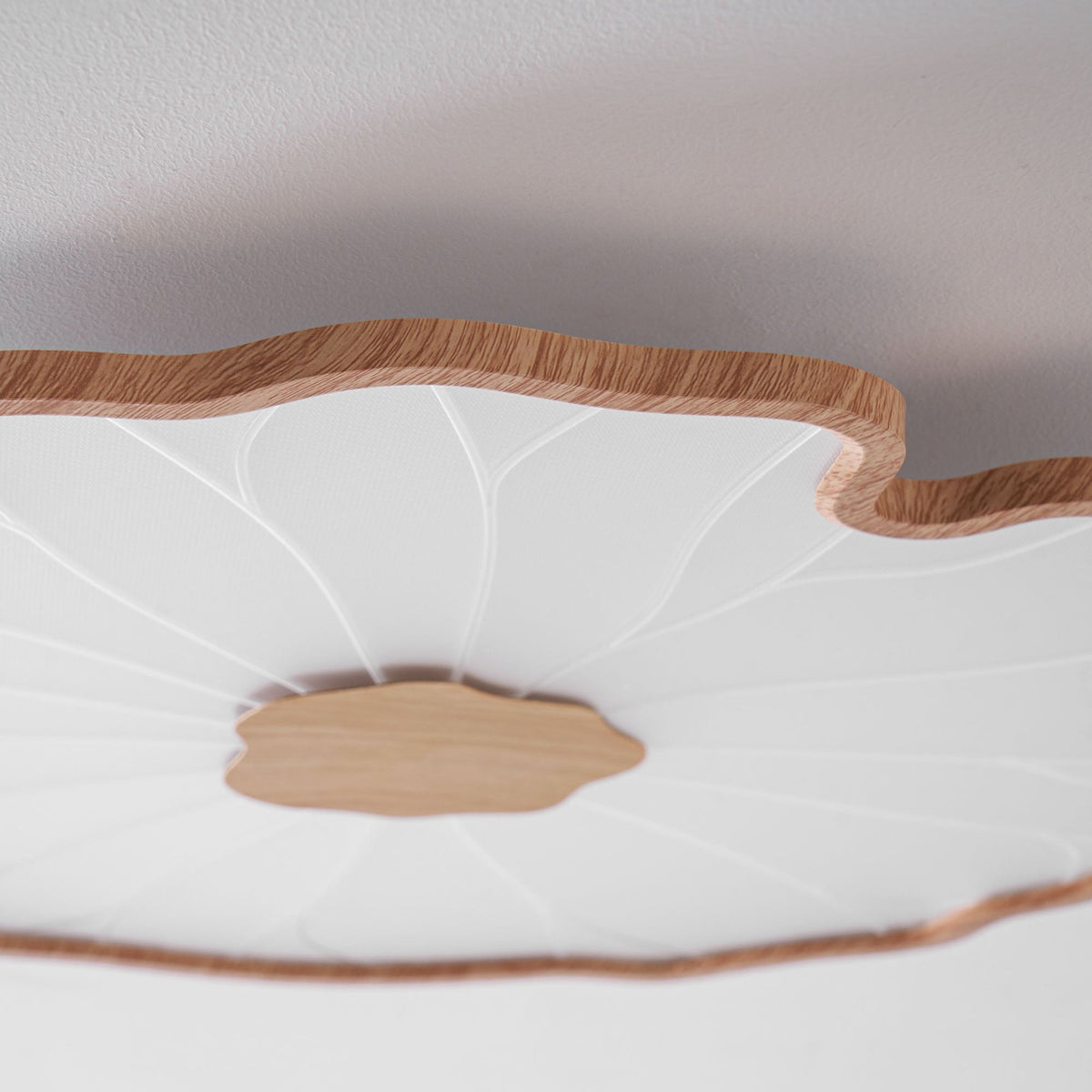 Lámpara de techo Waterlily con acabado de veta de madera