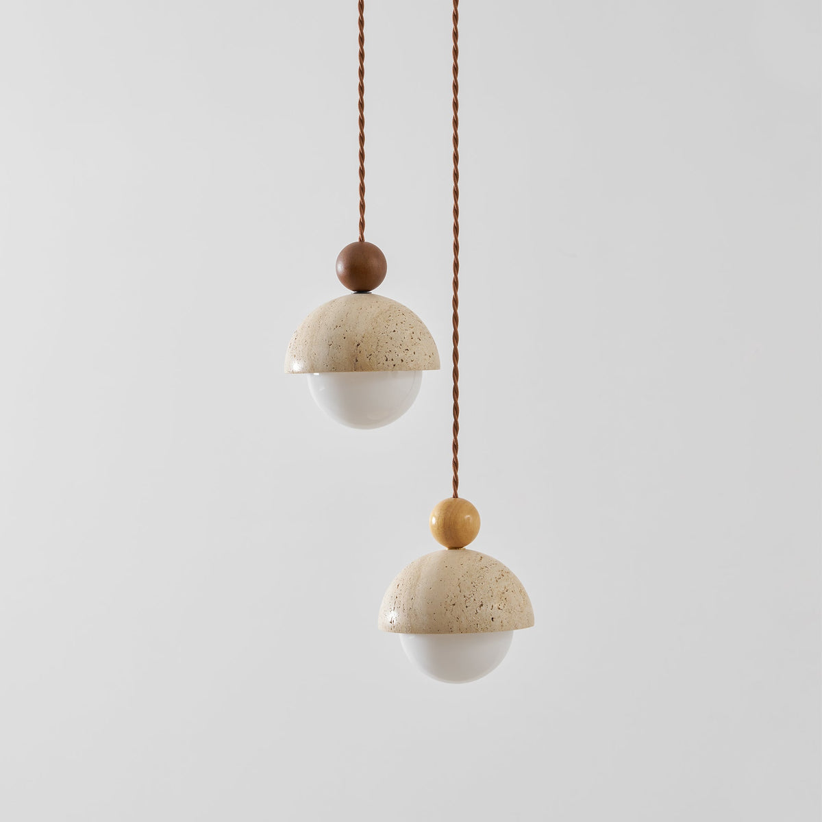 Lámpara colgante de madera con cúpula de travertino