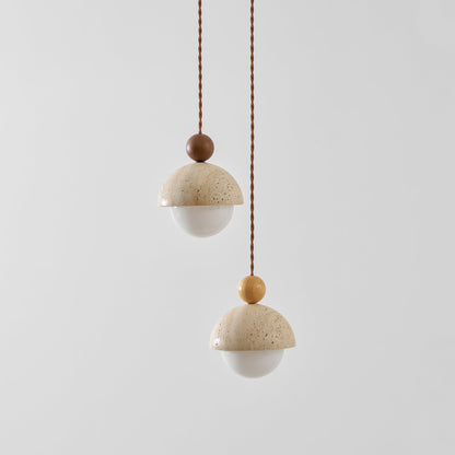 Lámpara colgante de madera con cúpula de travertino
