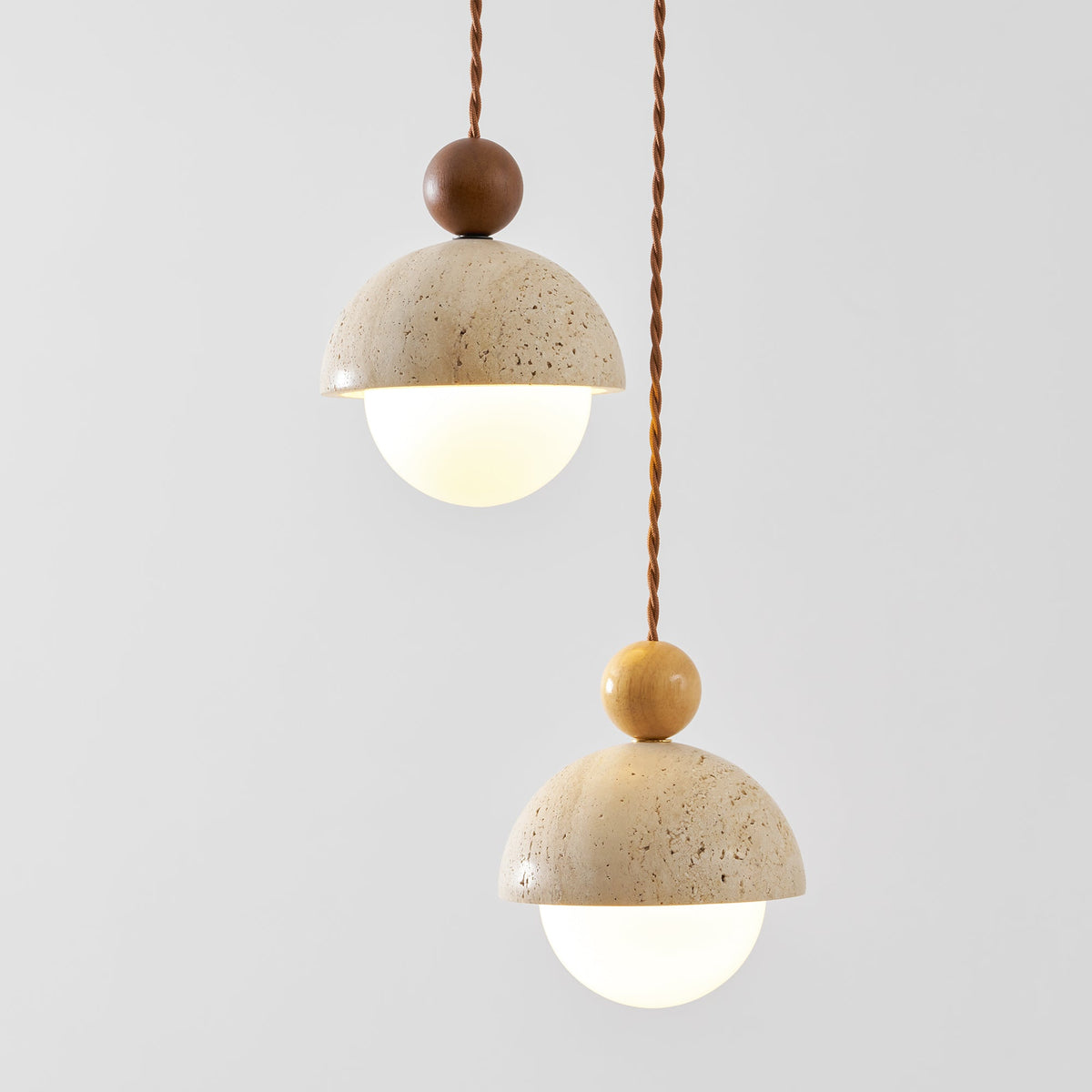 Lámpara colgante de madera con cúpula de travertino