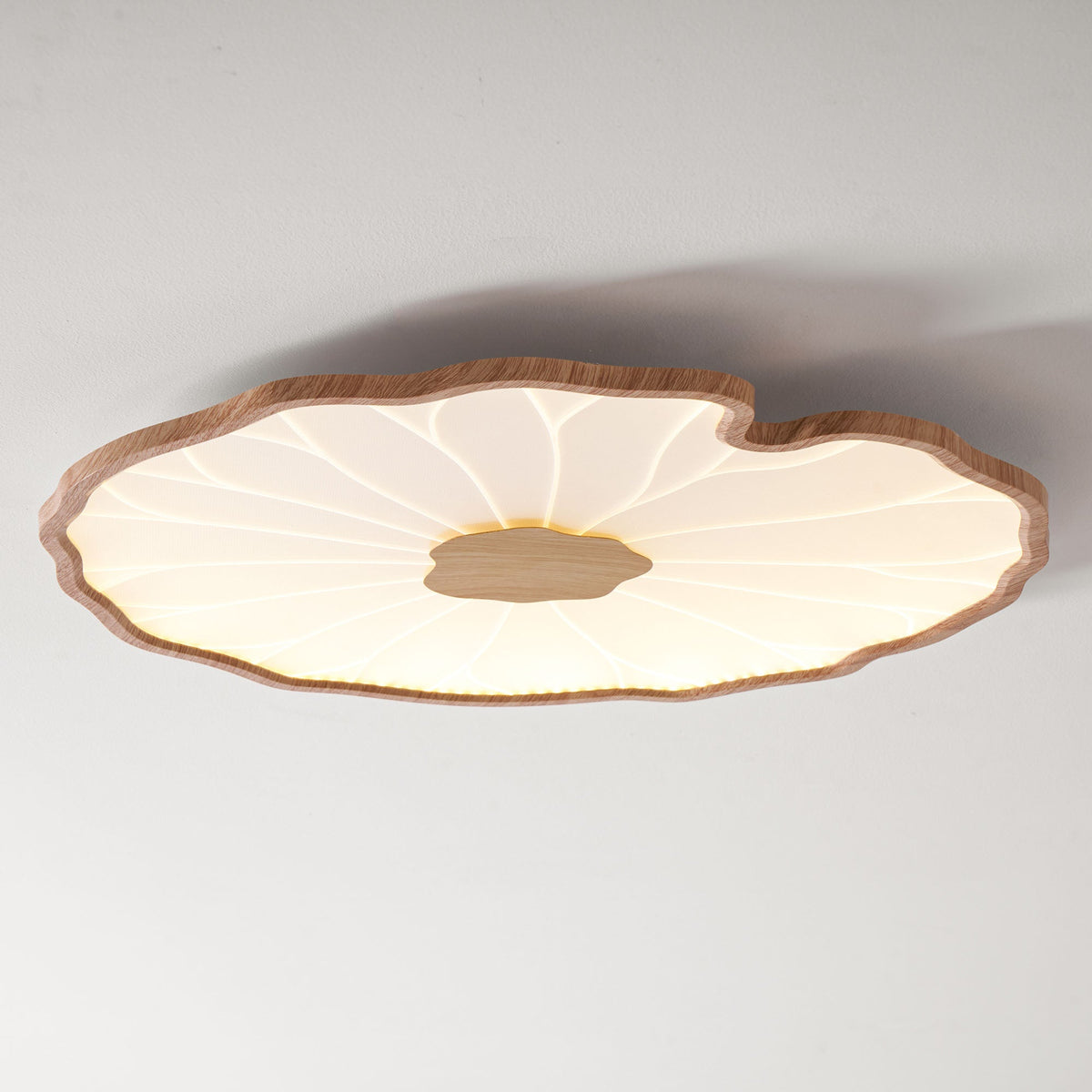 Lámpara de techo Waterlily con acabado de veta de madera