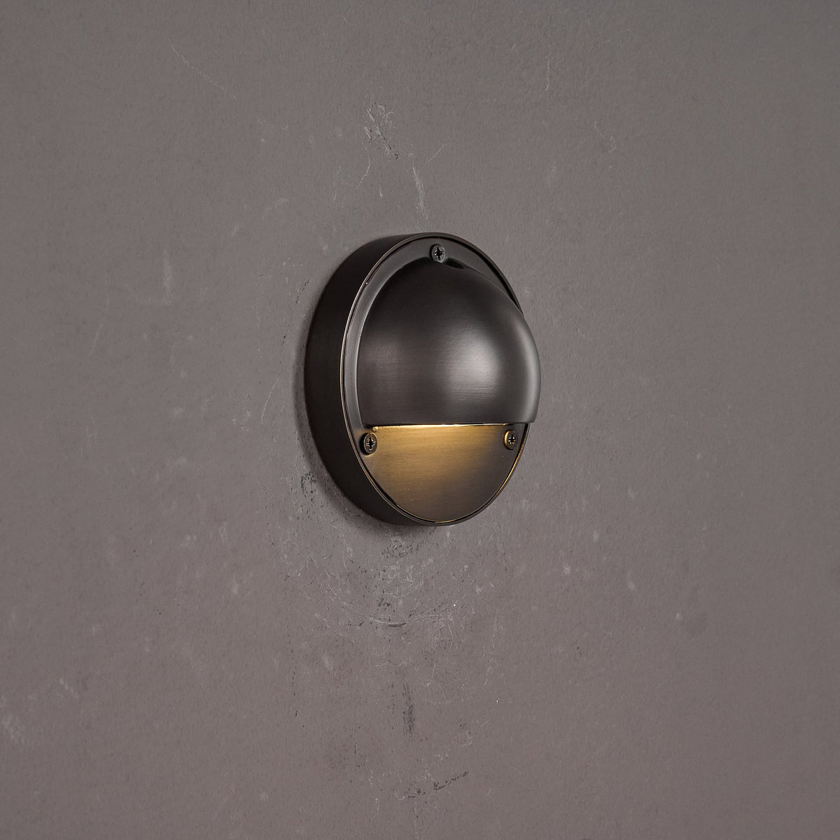 Aplique de pared compacto de latón