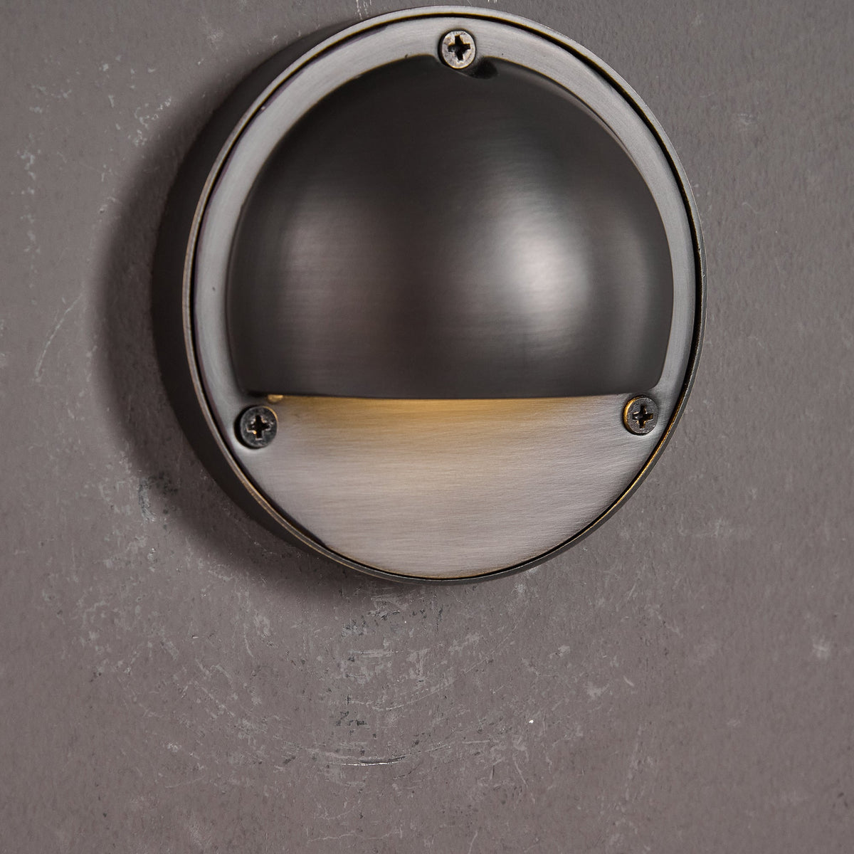 Aplique de pared compacto de latón