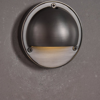 Aplique de pared compacto de latón
