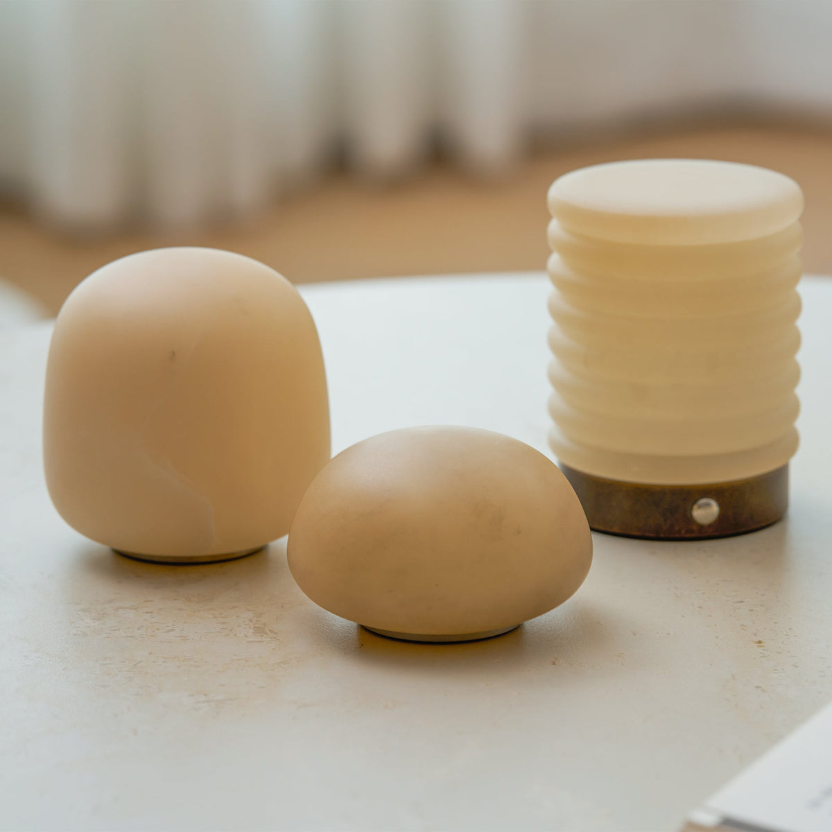 Lámpara de mesa minimalista de alabastro Alvane