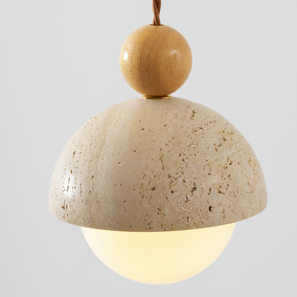 Lámpara colgante de madera con cúpula de travertino