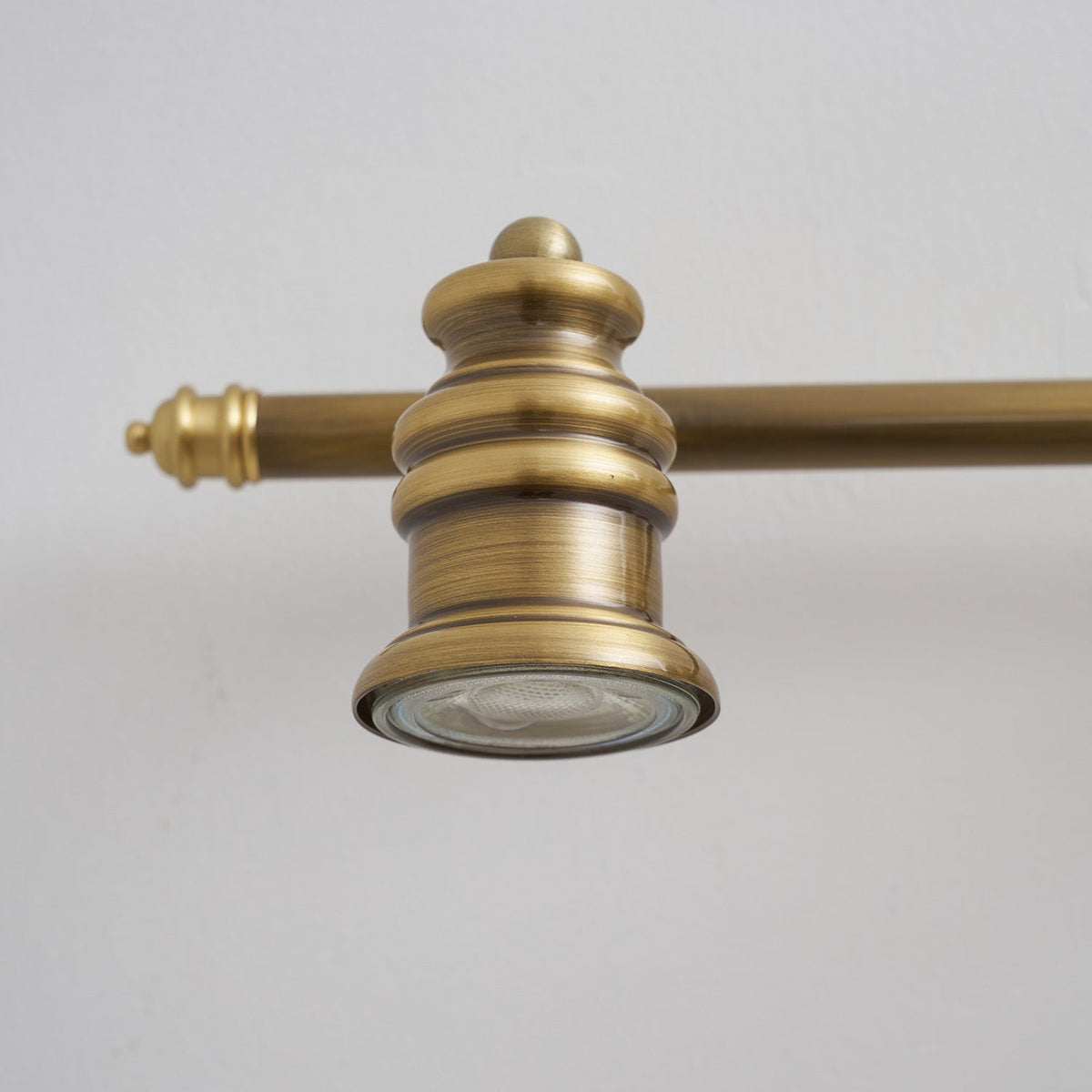 Lámpara de pared tipo foco lineal de latón