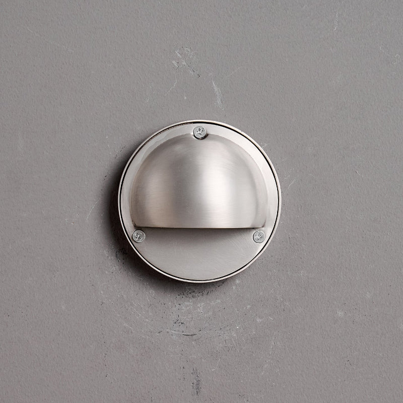 Aplique de pared compacto de latón