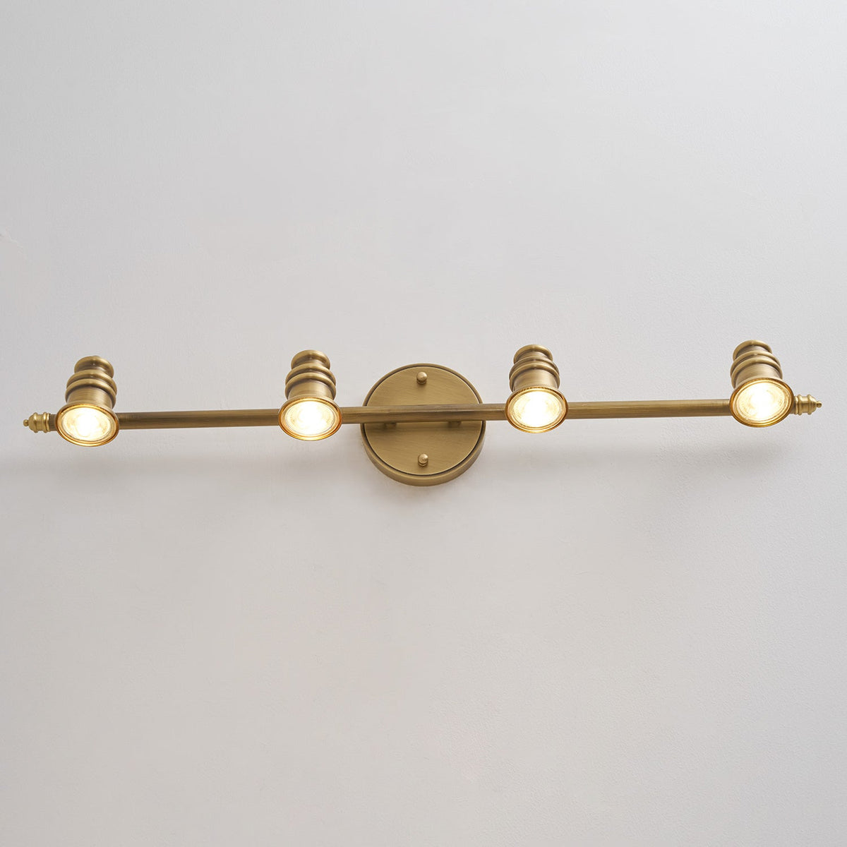 Lámpara de pared tipo foco lineal de latón