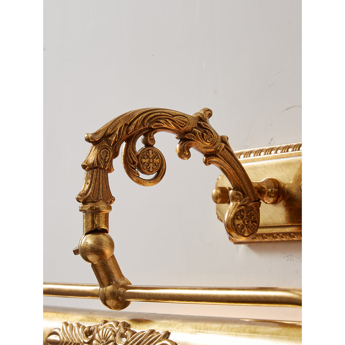 Aplique de pared de latón ornamentado para cuadros
