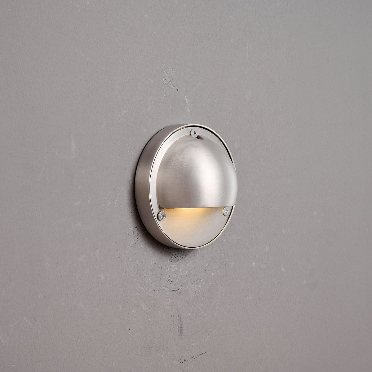 Aplique de pared compacto de latón