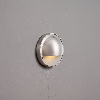 Aplique de pared compacto de latón
