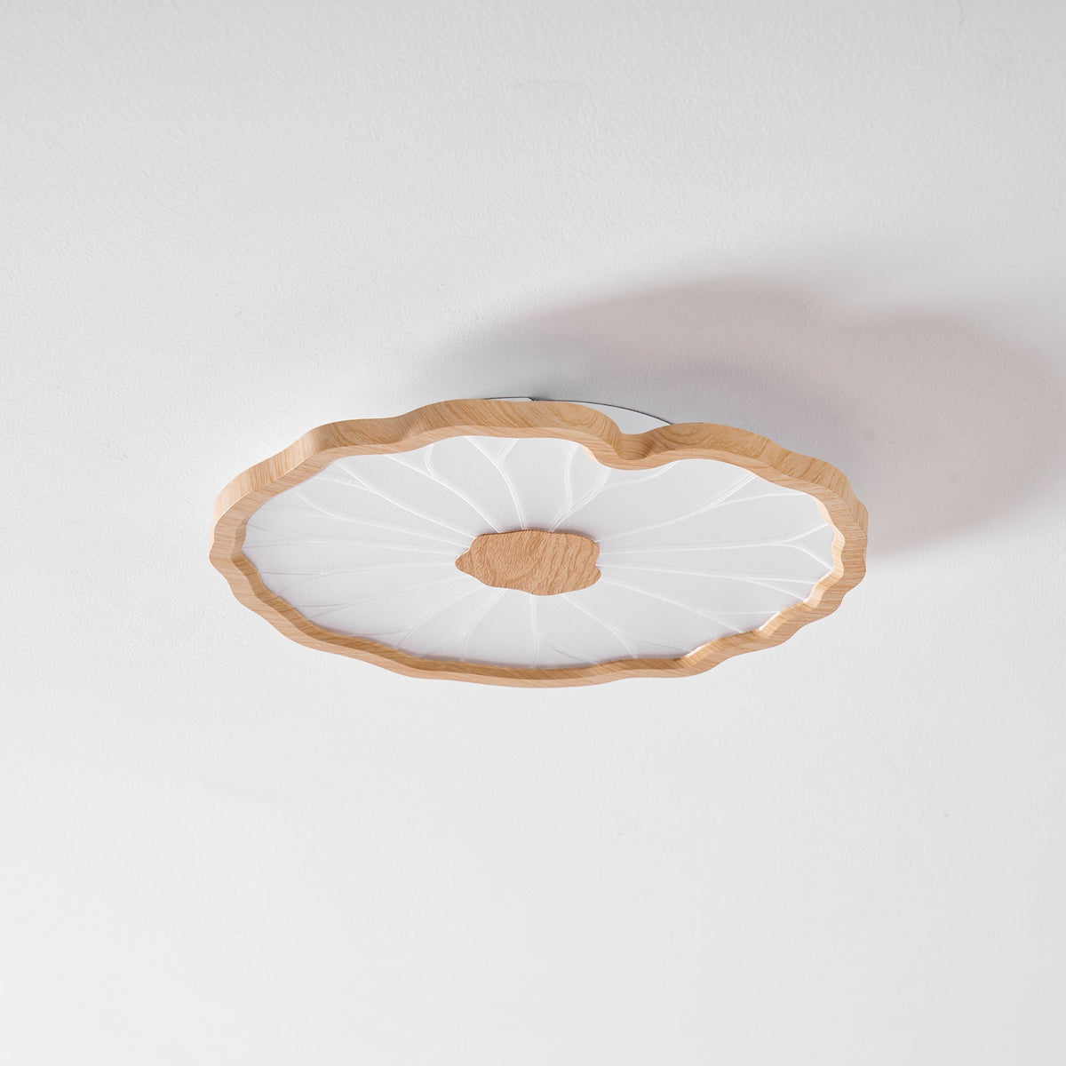 Lámpara de techo Waterlily con acabado de veta de madera