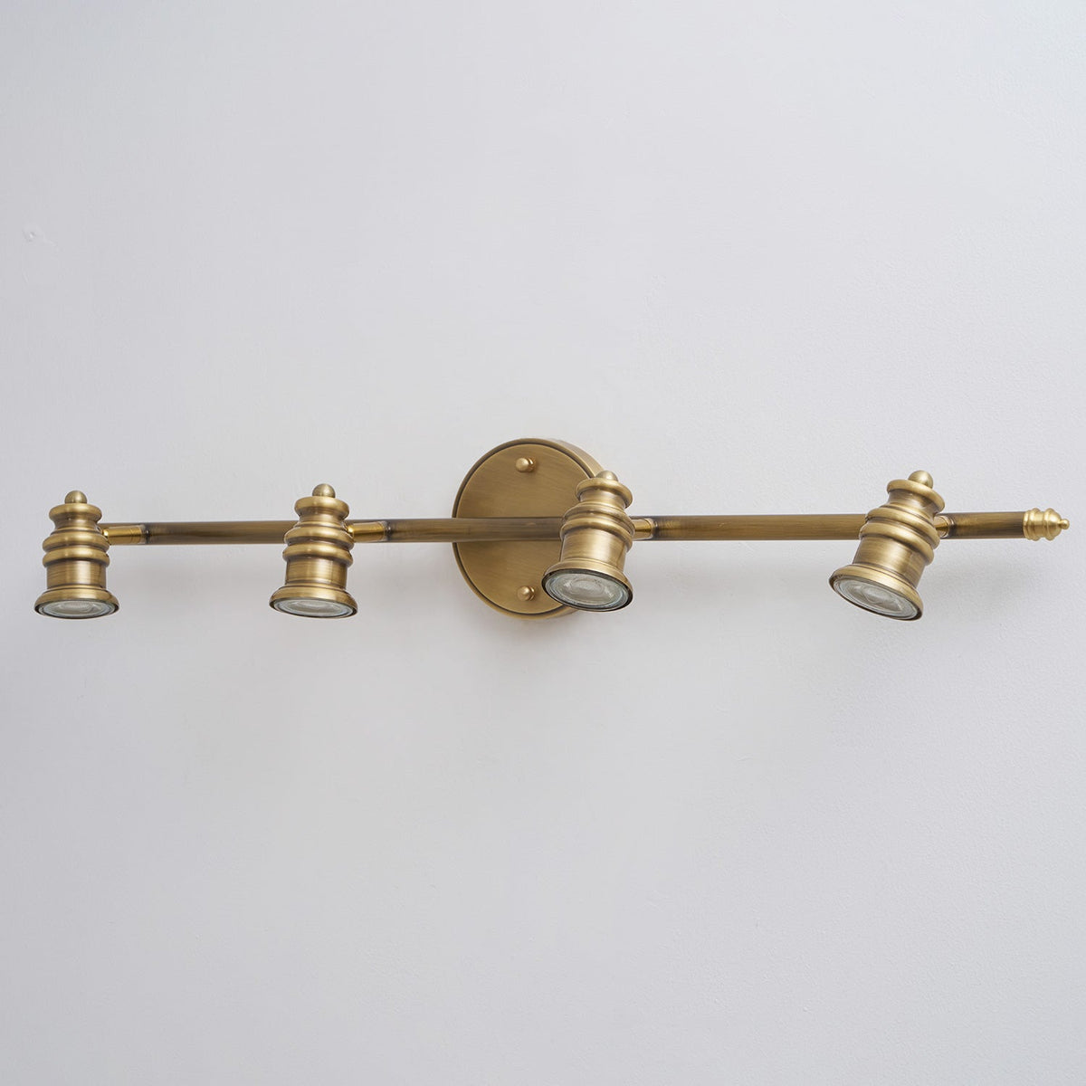 Lámpara de pared tipo foco lineal de latón