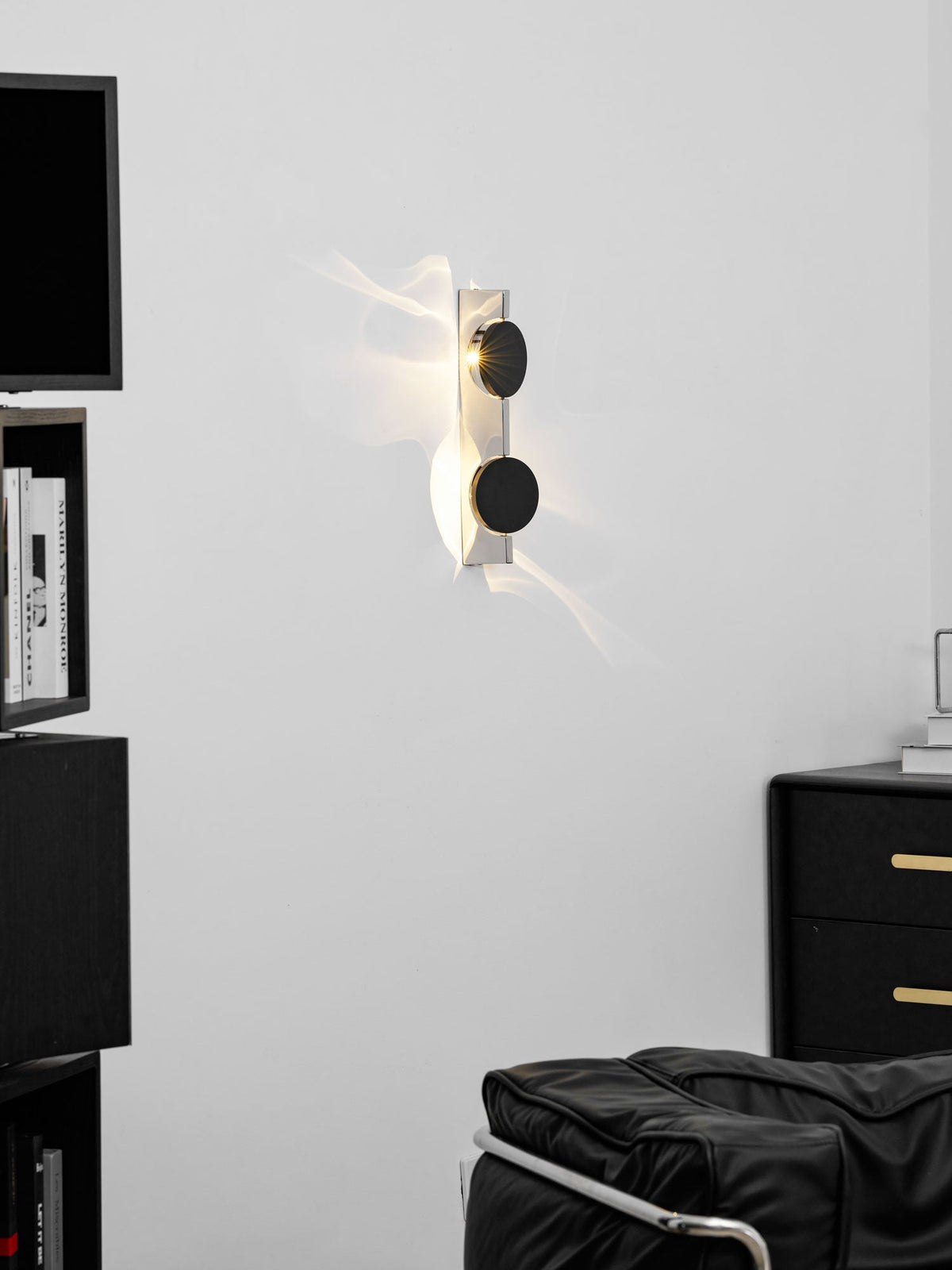 Lámpara de pared escultórica con disco espejado