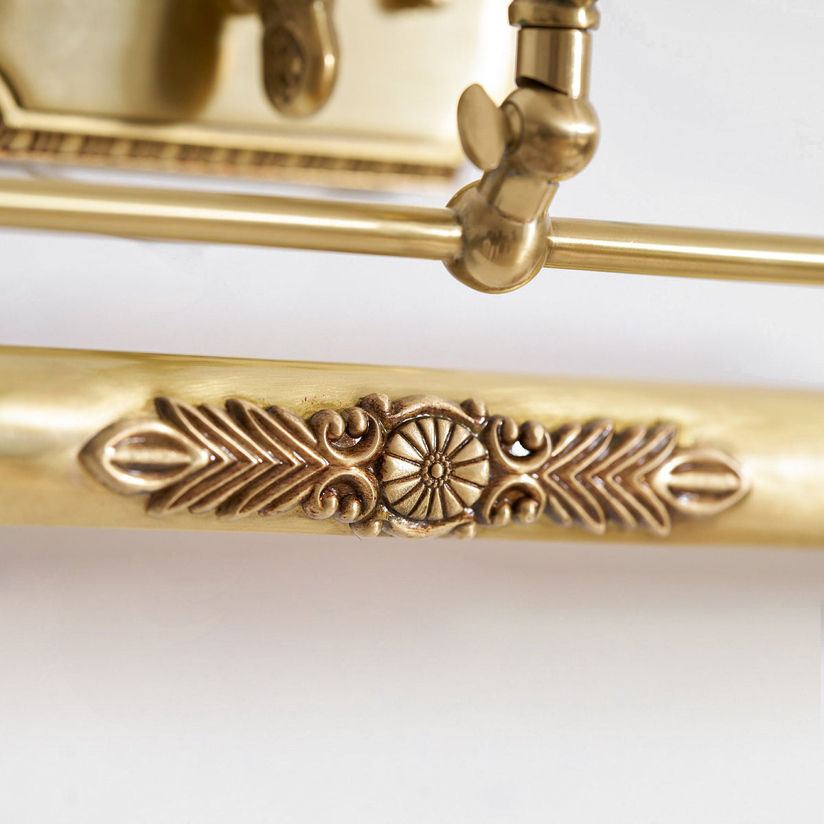 Aplique de pared de latón ornamentado para cuadros
