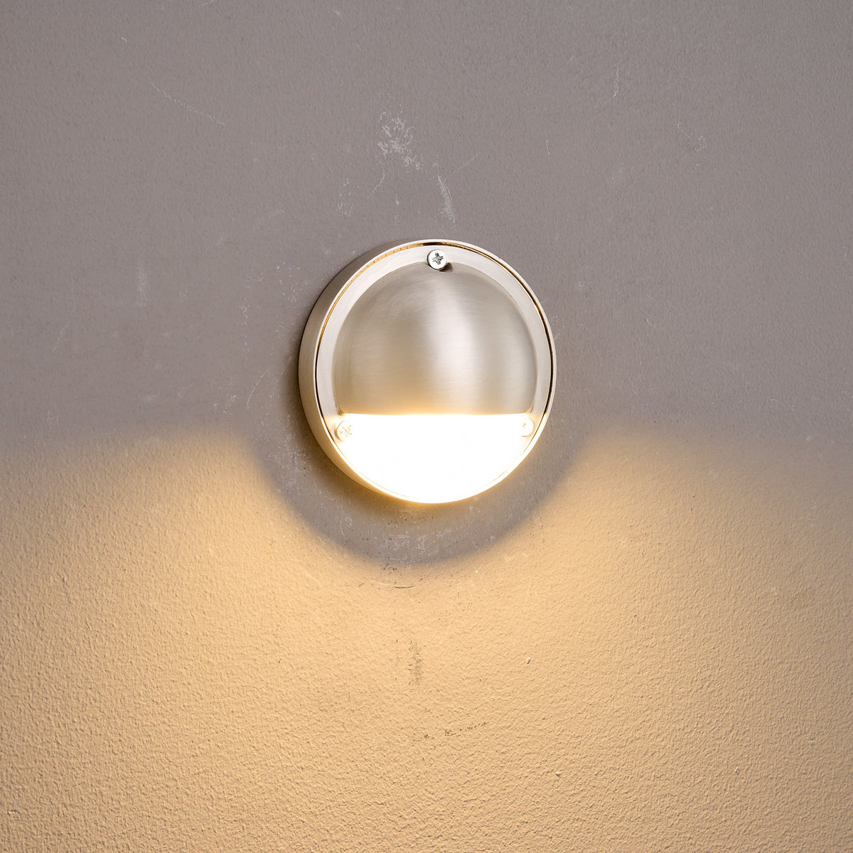 Aplique de pared compacto de latón