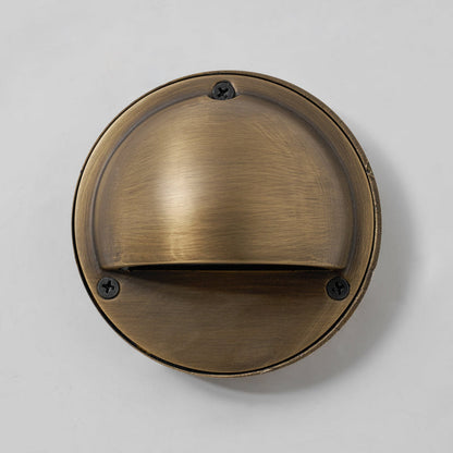 Aplique de pared compacto de latón
