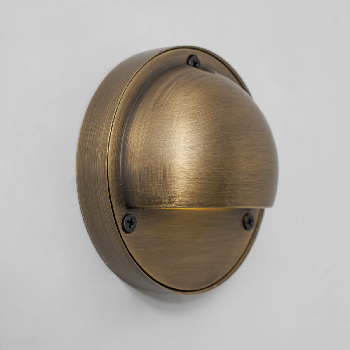 Aplique de pared compacto de latón