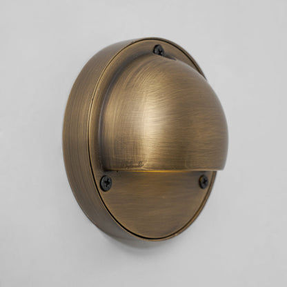 Aplique de pared compacto de latón
