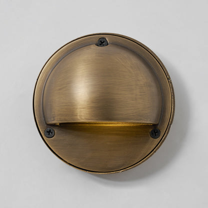Aplique de pared compacto de latón