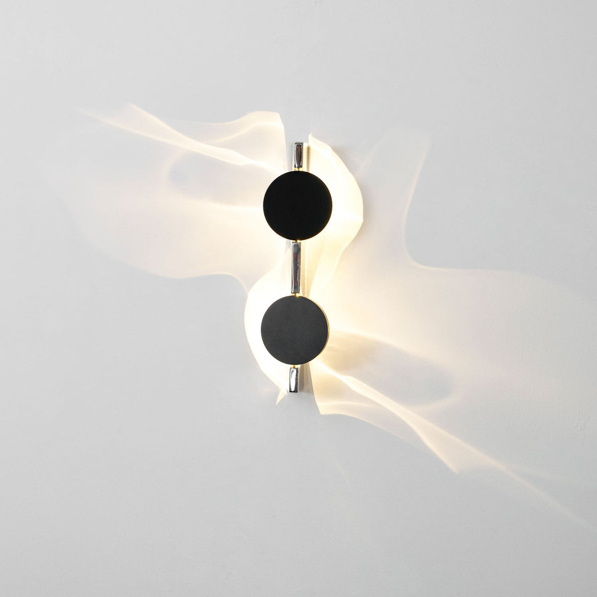 Lámpara de pared escultórica con disco espejado