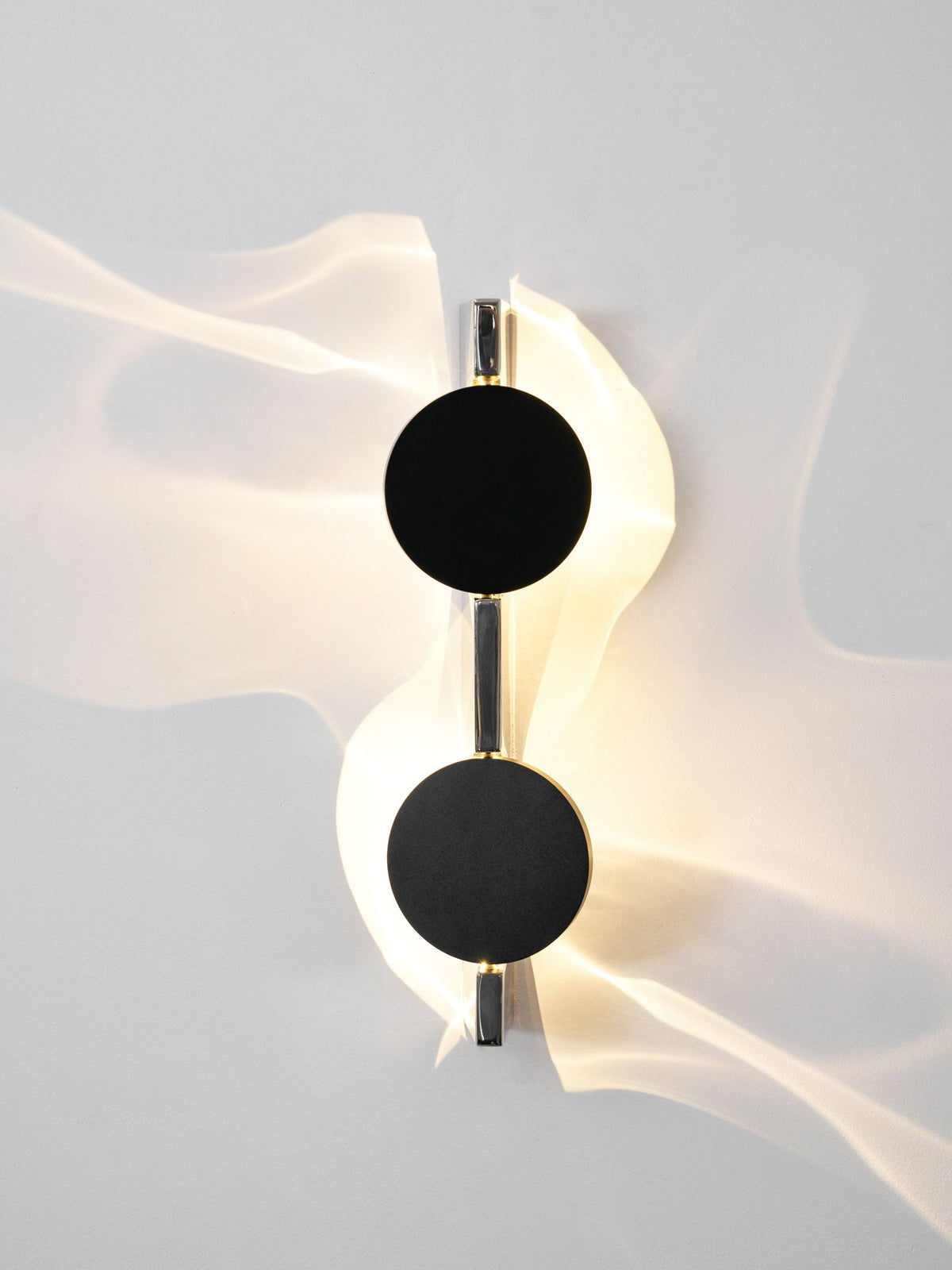 Lámpara de pared escultórica con disco espejado