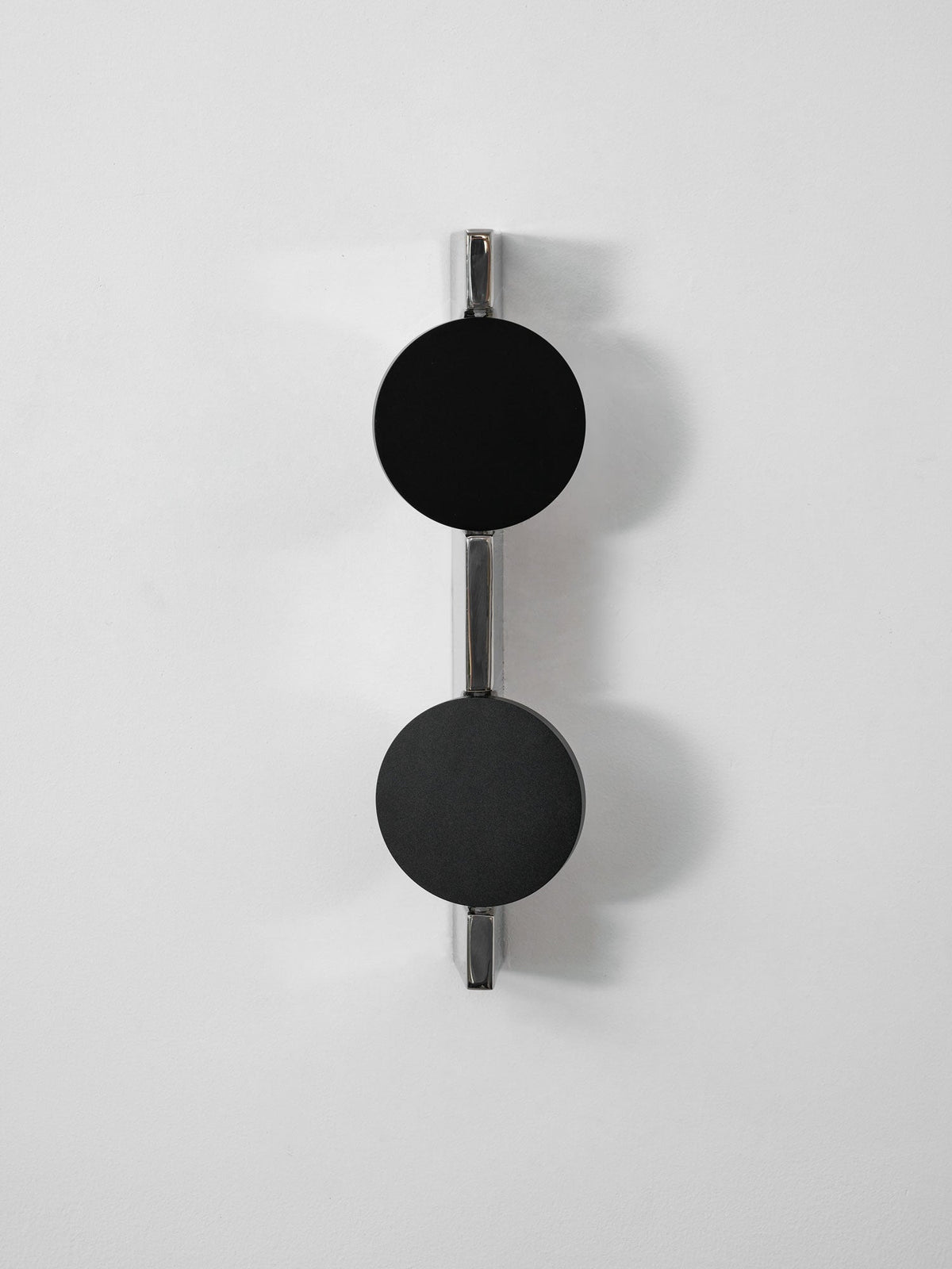 Lámpara de pared escultórica con disco espejado