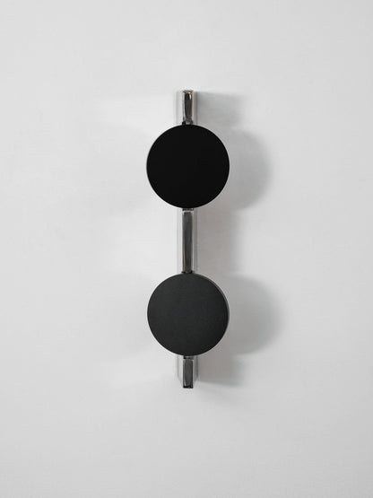 Lámpara de pared escultórica con disco espejado