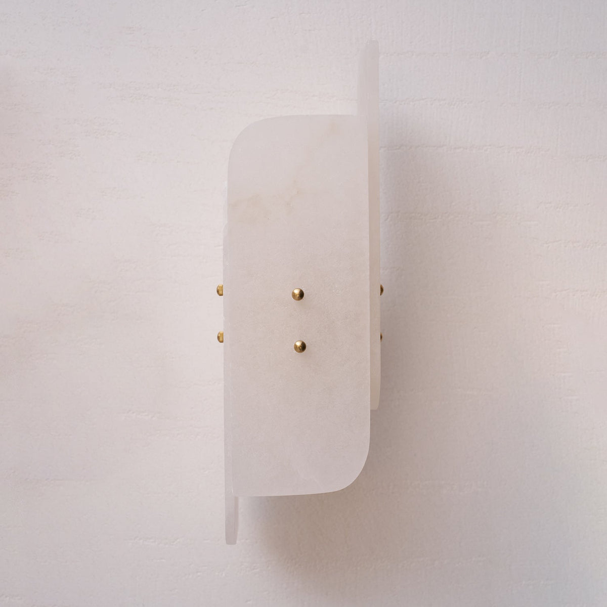 Aplique de pared escultórico de alabastro
