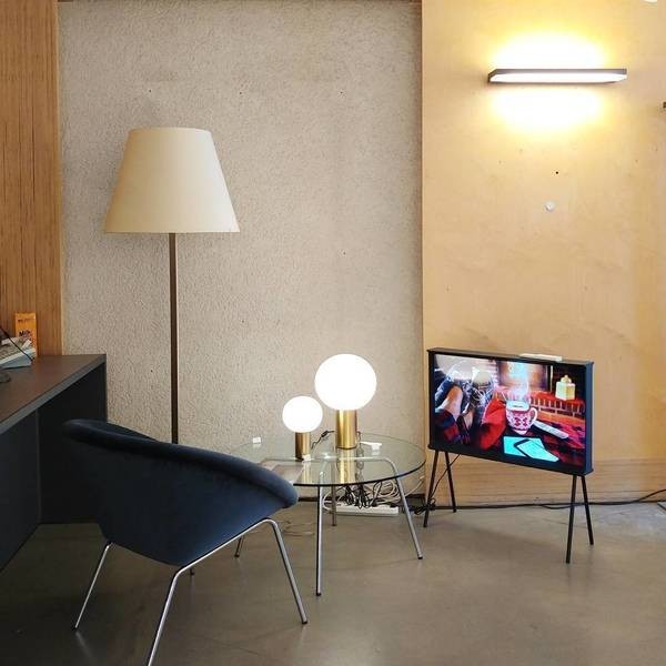 Lámpara de mesa con esfera de vidrio