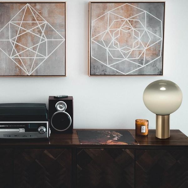 Lámpara de mesa con esfera de vidrio