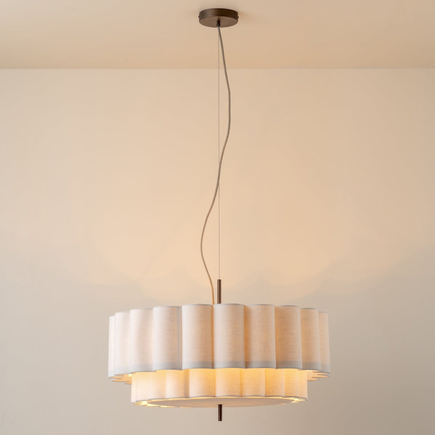 Lámpara colgante grande con borde ondulado