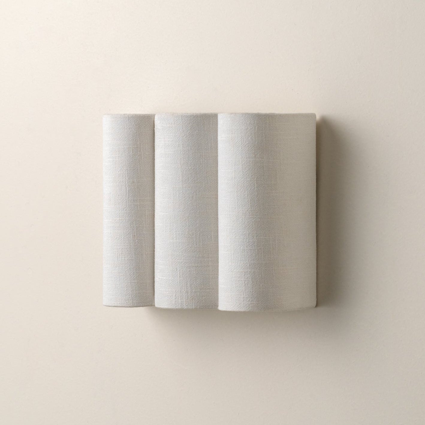 Lámpara de pared de lino con borde ondulado