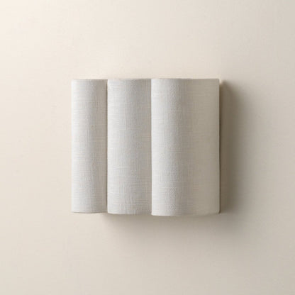 Lámpara de pared de lino con borde ondulado