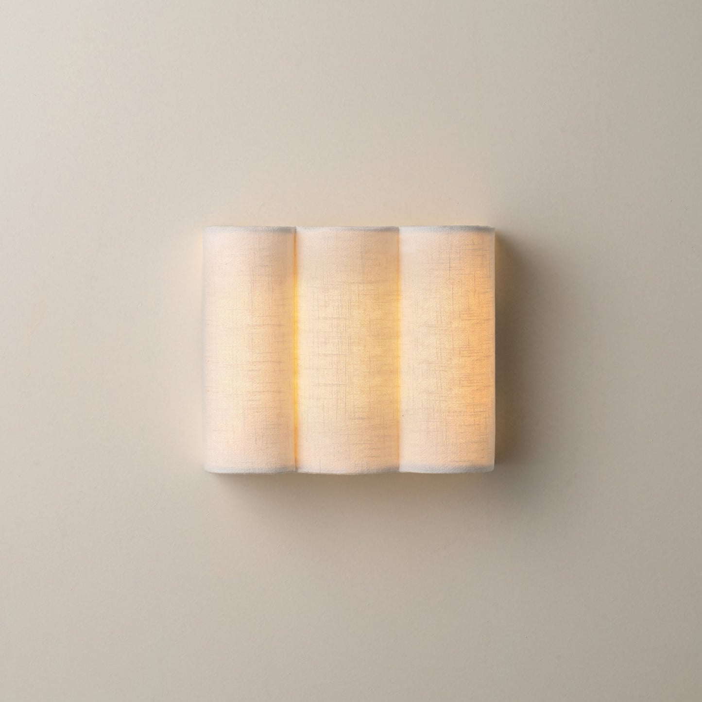 Lámpara de pared de lino con borde ondulado