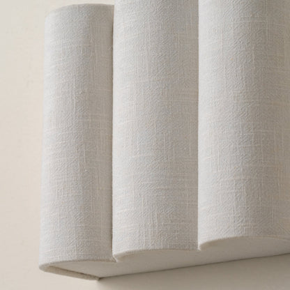 Lámpara de pared de lino con borde ondulado