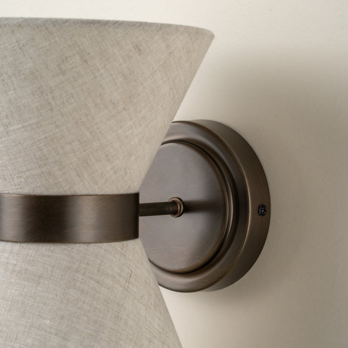 Lámpara de pared de bronce y lino