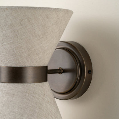 Lámpara de pared de bronce y lino