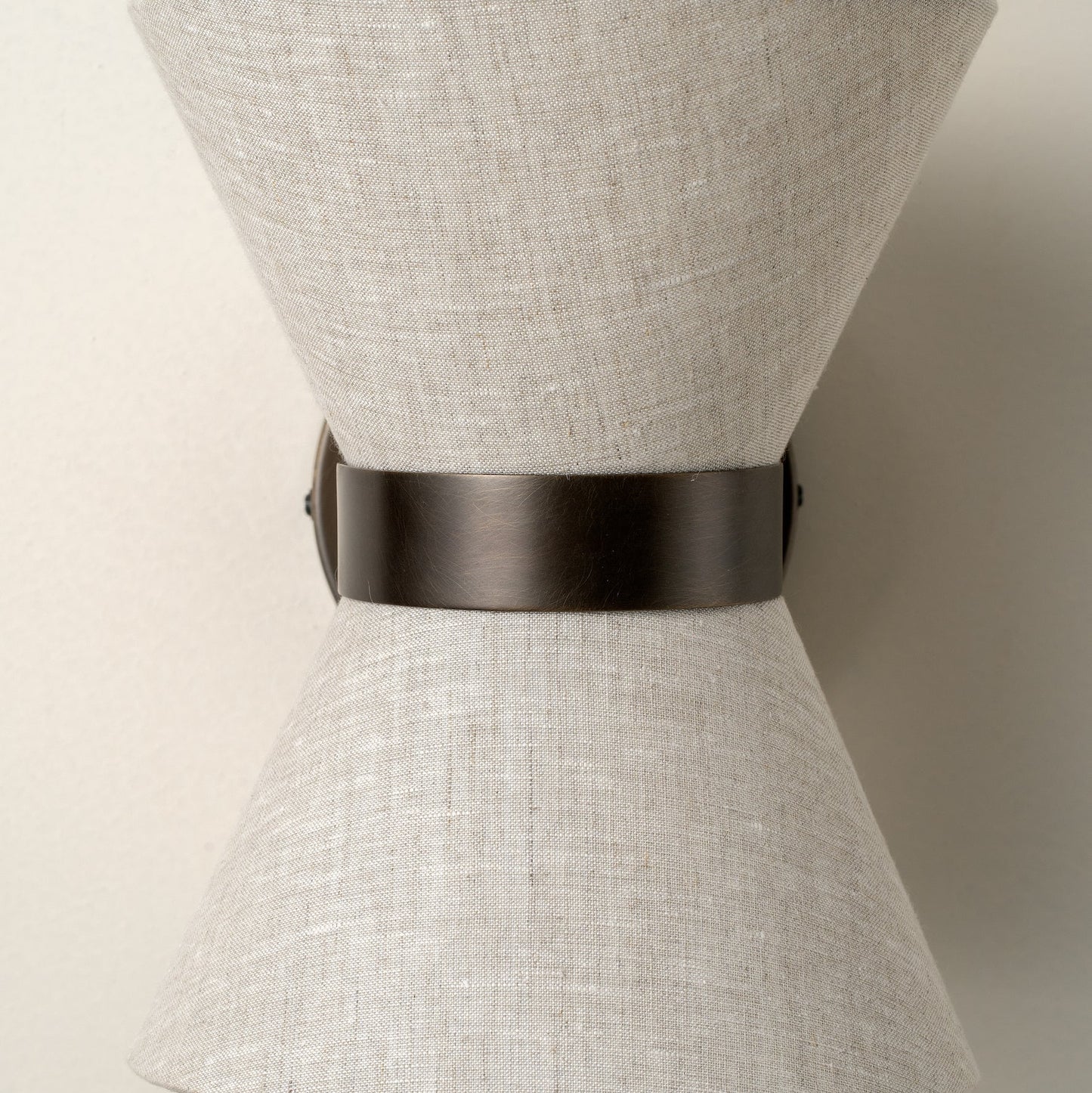 Lámpara de pared de bronce y lino