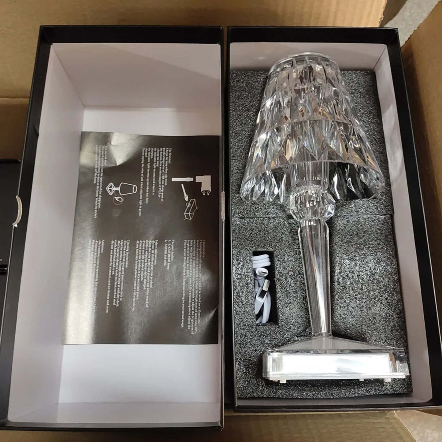 Lámpara de mesa LED con aspecto de cristal