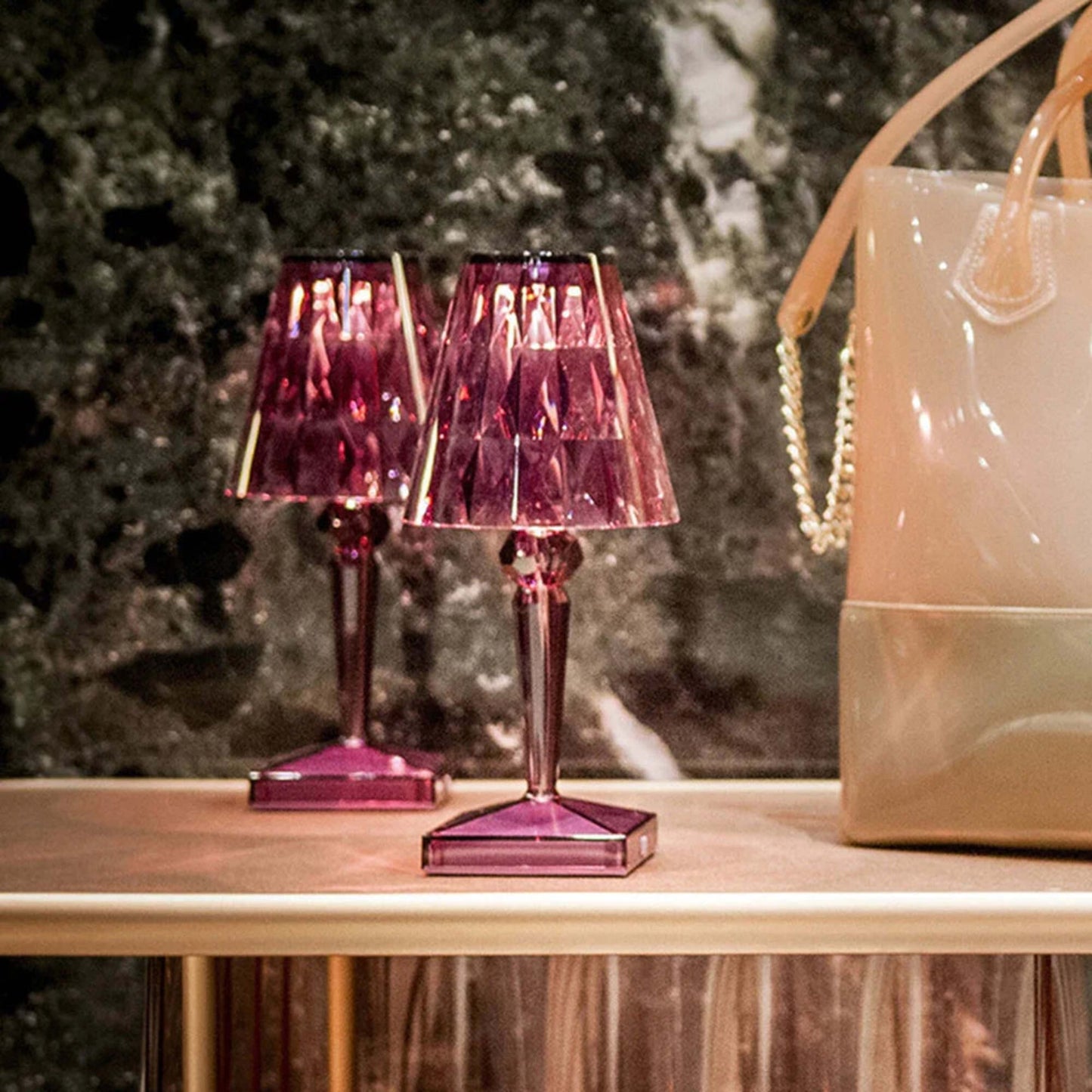 Lámpara de mesa LED con aspecto de cristal