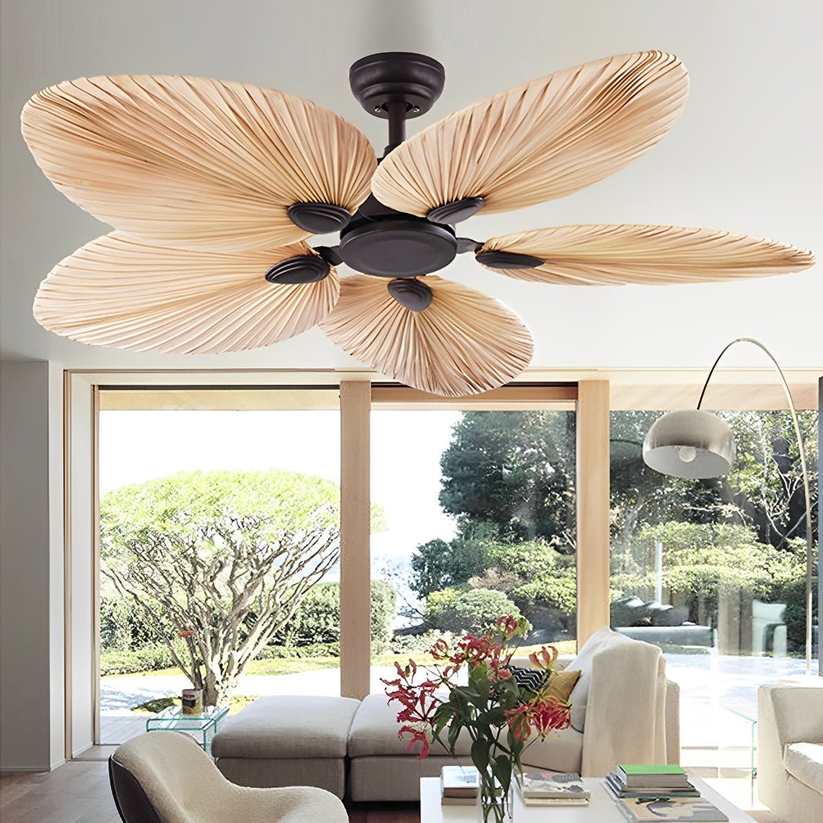 Ventilador de techo con hoja de palma tropical