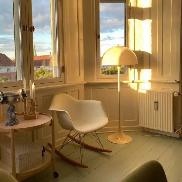 Lámpara de pie moderna con forma de hongo