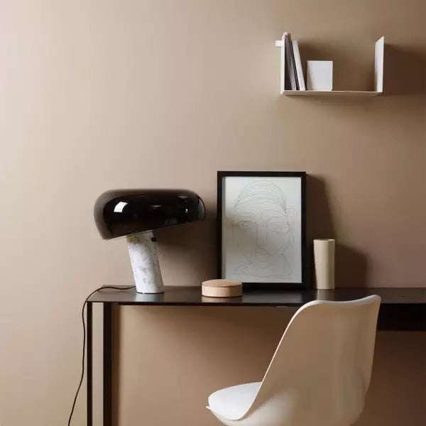 Lámpara de mesa emblemática con base de mármol