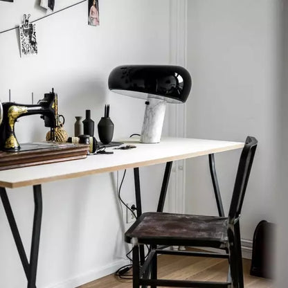 Lámpara de mesa emblemática con base de mármol