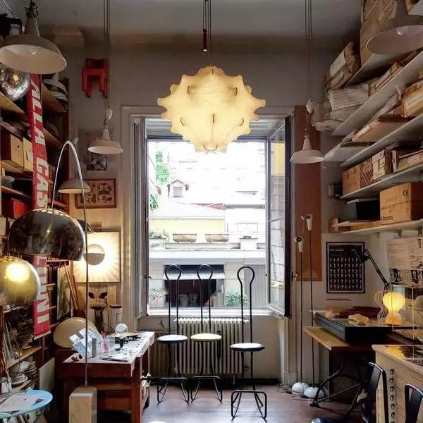 Lámpara colgante en forma de capullo escultórico